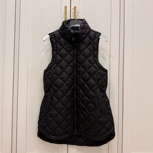Athleta Whisper Featherless Puffer Vest in Black